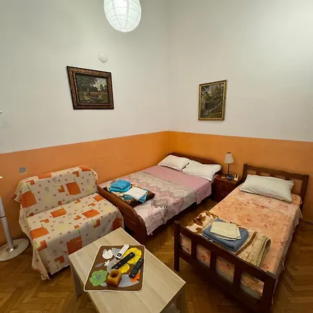 Hostel The Gates 2 *